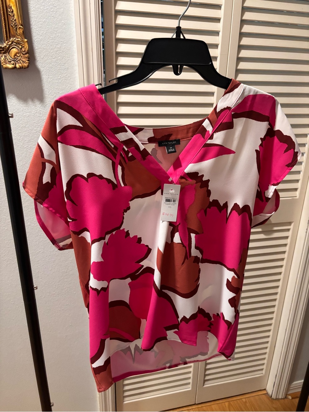NWT Ann Taylor Pink, Brown & White Floral V-Neck Blouse